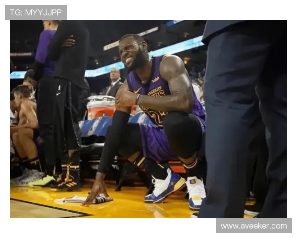 詹姆斯伤情更新：预计缺阵两周，湖人队如何调整阵容迎接接下来的挑战